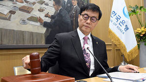 한은 "경제성장률, 올해 1.5→0.8%&middot;내년 1.8→1.6%"