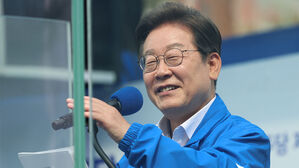 더불어민주당 이재명 대선 후보가 선거를 사흘 앞둔 31일 '캐스팅 보터'로 꼽히는 충북의 청주시 오창프라자 앞 광장에서 열린 집중유세에서 시민들에게 지지를 호소하고 있다.