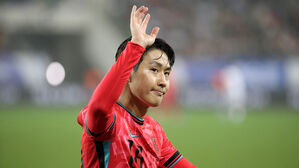 이강인, 'PSG 100경기' 기념패 받고…"승리 계속 돕고파"