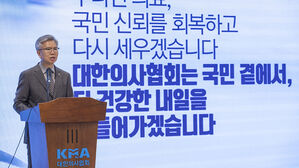 김택우 대한의사협회장이 4일 서울 용산구 대한의사협회에서 열린 '새 대통령에게 바랍니다' 기자회견에 참석해 의사 협회의 입장을 발표하고 있다.(사진=연합뉴스)