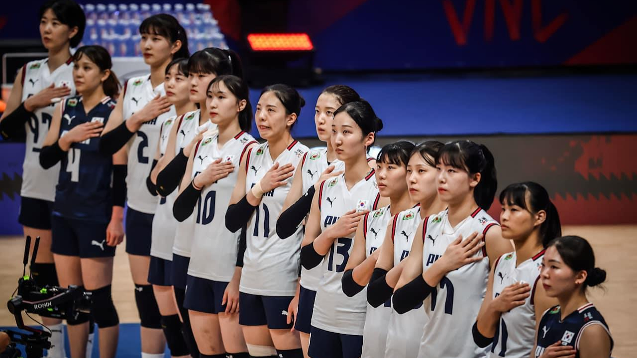 경기에 앞서 국민의례 하는 한국 여자 배구대표팀 (사진=국제배구연맹 제공, 연합뉴스)