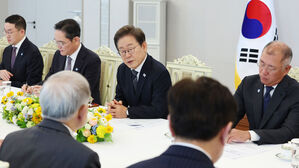 이 대통령, 재계 총수 만나 "경제 핵심은 기업&hellip;불필요한 규제 과감히 정리"