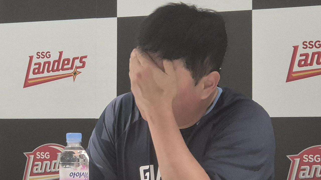 머리 감싸는 김태형 롯데 자이언츠 감독(사진=연합뉴스)