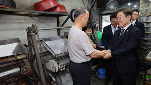 이재명 대통령이 13일 기본소득 실시지역 현황점검을 위해 방문한 경기도 연천군의 한 방앗간에서 주인과 대화하고 있다.(사진=연합뉴스)