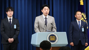 강훈식 대통령비서실장이 15일 서울 용산 대통령실에서 인선 발표를 하고 있다. 왼쪽부터 하정우 AI미래기획수석, 강 비서실장, 김현종 국가안보실 1차장.