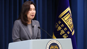 강유정 대통령실 대변인이 16일 용산 대통령실에서 국민추천제 등 현안 관련 설명을 하고 있다.(사진=연합뉴스)