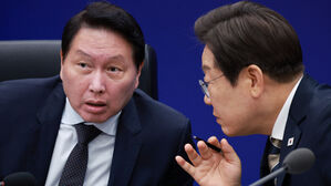 이재명 대통령이 20일 울산전시컨벤션센터에서 이재명 대통령 주재로 열린 인공지능(AI) 글로벌 협력 기업 간담회에서 최태원 SK그룹 회장과 대화하고 있다. (사진=연합뉴스)