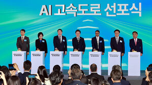이재명 대통령이 20일 울산전시컨벤션센터에서 열린 울산 인공지능(AI) 데이터 센터 출범식에서 참석자들과 함께 기념 세리머니에 참여하고 있다. 왼쪽부터 안덕근 산업통상자원부 장관, 최민희 국회 과학기술정보방송통신위원장, 최태원 SK그룹 회장, 이 대통령, 아마존웹서비스(AWS) 프라사드 칼야나라만 인프라 총괄 대표, 유상임 과학기술정보통신부 장관, 김두겸 울산광역시장. (사진=대통령실통신사진기자단, 연합뉴스)