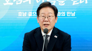 [여담야담] 송곳 질문에 농담도&hellip;타운홀미팅서 국정 자신감 보인 이 대통령