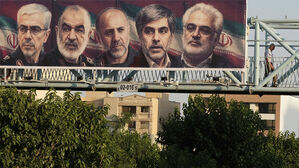 이란 테헤란에서 한 남성이 이스라엘의 공습으로 사망한 이란 최고 지휘관과 과학자들의 이미지가 담긴 광고판을 지나가고 있다.(사진=AP, 연합뉴스)