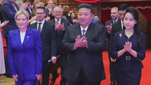 무대에 뜬 '파병 북한군'…러 대사 옆에 앉은 김주애