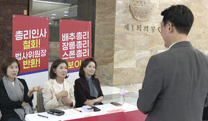 김민석 국무총리 후보자가 30일 서울 여의도 국회 로텐더홀에서 총리 지명 철회 등을 촉구하며 나흘째 국회 본청에서 농성 중인 국민의힘 나경원 의원을 만나 대화하고 있다.