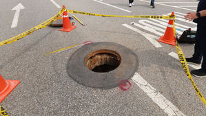 '2명 사망' 맨홀 사고 관련 인천환경공단 압수수색…7명 입건