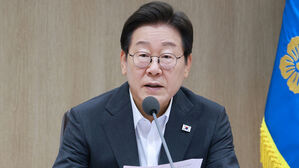 이 대통령 "비공개 회의내용, 정치 활용 안돼" 질책