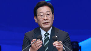 이 대통령 "방위산업 강국 나아가야&hellip;미래 먹거리 산업"