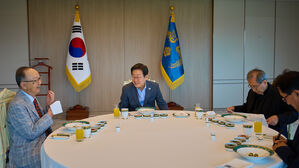 이 대통령, 함세웅&middot;백낙청 등 원로 오찬&hellip;"초심 잃지 않겠다"