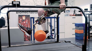 "무릎 위 절단 환자, 자연스럽게 걷게 하는 생체공학 의족 개발"