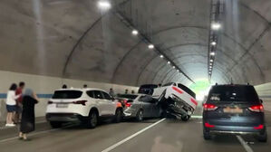 고속도로 터널서 차량 6대 연쇄 추돌…정체 구간서 '쾅'