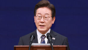 이 대통령 "민주주의 의심된다면 고개 들어 대한민국을 보라"