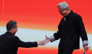 가죽재킷 벗은 '방중' 젠슨 황, 중국 전통의상 입고 중국어 인사