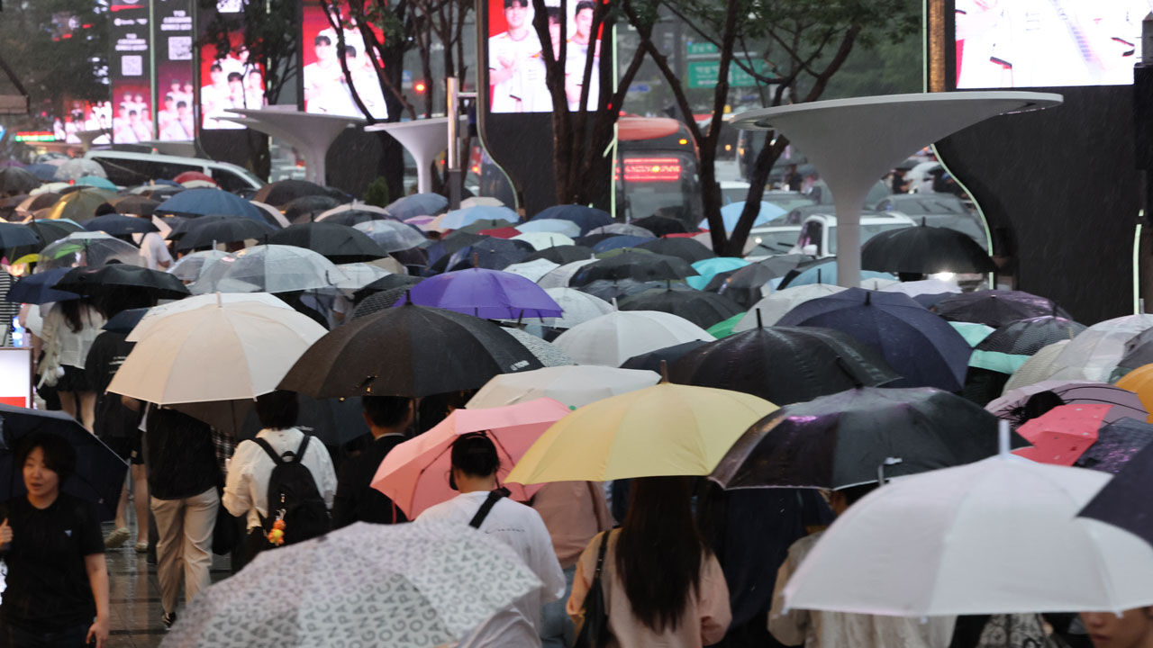 비가 내리는 16일 서울 강남역 거리에서 우산을 쓴 시민들이 퇴근길을 재촉하고 있다. 이날 기상청은 중부지방과 호남을 중심으로 많은 비를 예보했다. (사진=연합뉴스)