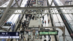 서울역 '출발 대기' KTX 열차서 연기&hellip;승객 350명 환승