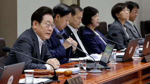 이 대통령 "재난에 음주가무 '정신 나간 공직자들' 엄히 단속"