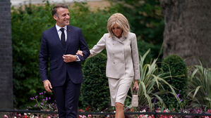 "마크롱 여사는 성전환자" 루머 유포자 재판…딸 "어머니 삶 망쳐"