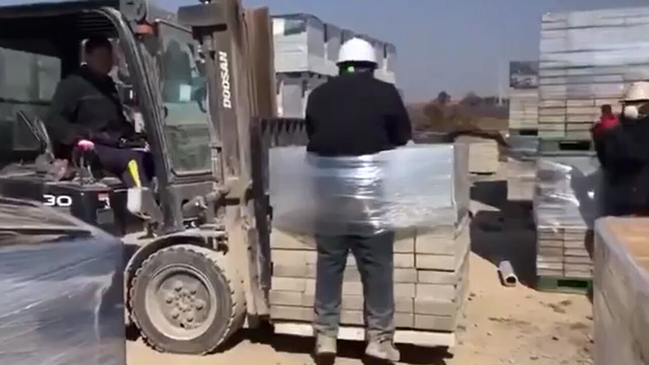 전남 나주의 한 벽돌 생산 공장에서 스리랑카 국적의 이주노동자를 화물에 결박하고 지게차로 들어 올리는 인권유린 사건이 발생했다.