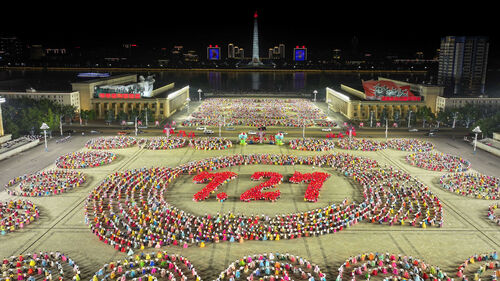 북한 조국해방전쟁승리 72주년(7월 27일)을 경축하는 평양시 청년학생들의 야회 및 축포발사가 지난 26일 저녁 김일성광장에서 진행됐다. (사진= 조선중앙통신, 연합뉴스)