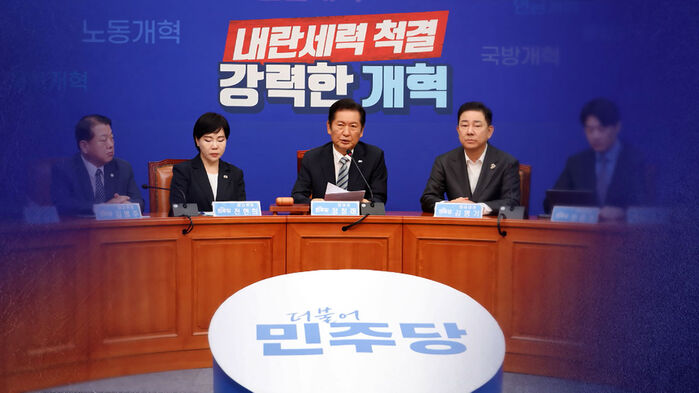 "세금 폭탄, 증시 강타" 맹공…여당 내 이견 나오자 결국