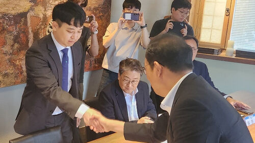 7일 서울 중구 달개비에서 열린 3차 수련협의체 회의에서 한성존 대한전공의협의회 비대위원장(왼쪽)과 김국일 보건의료정책관이 악수하고 있다. (사진=연합뉴스)