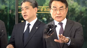 "젊은 10명이 윤 사지 붙잡고…뒤로 확, 땅바닥 떨어져"