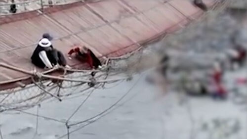 출렁다리 밧줄 '뚝'…관광객 '우르르' 떨어져 사상