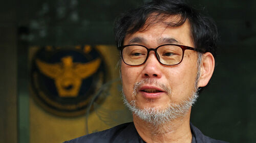 서민민생대책위원회 김순환 사무총장이 9일 이춘석 의원의 주식 차명거래 의혹 관련 고발인 조사를 위해 서울 마포구 서울경찰청 광역수사단 금융범죄수사대에 출석하며 기자회견을 하고 있다. (사진=연합뉴스)