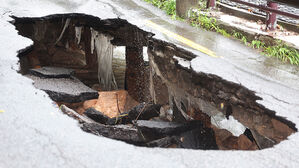 '푹' 꺼지고 '콸콸' 넘쳤다…호우 할퀴고 간 '처참' 현장
