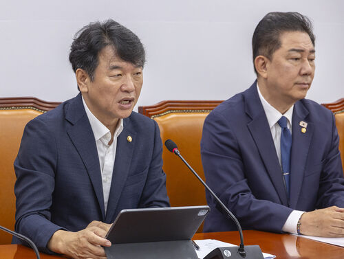 문진석 원내운영수석부대표 (우측은 김병기 원내대표, 7월 22일 원내대책회의)