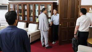 경찰,'돈봉투 수수 의혹' 김영환 지사 압수수색…휴대전화 확보