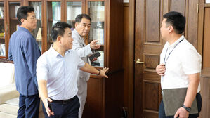 경찰, '돈봉투 수수의혹' 김영환 지사 압수수색…휴대전화 확보