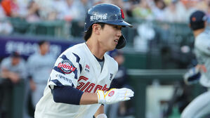 롯데 전민재, 왼쪽 내복사근 손상&hellip;"2∼3주 회복 필요"