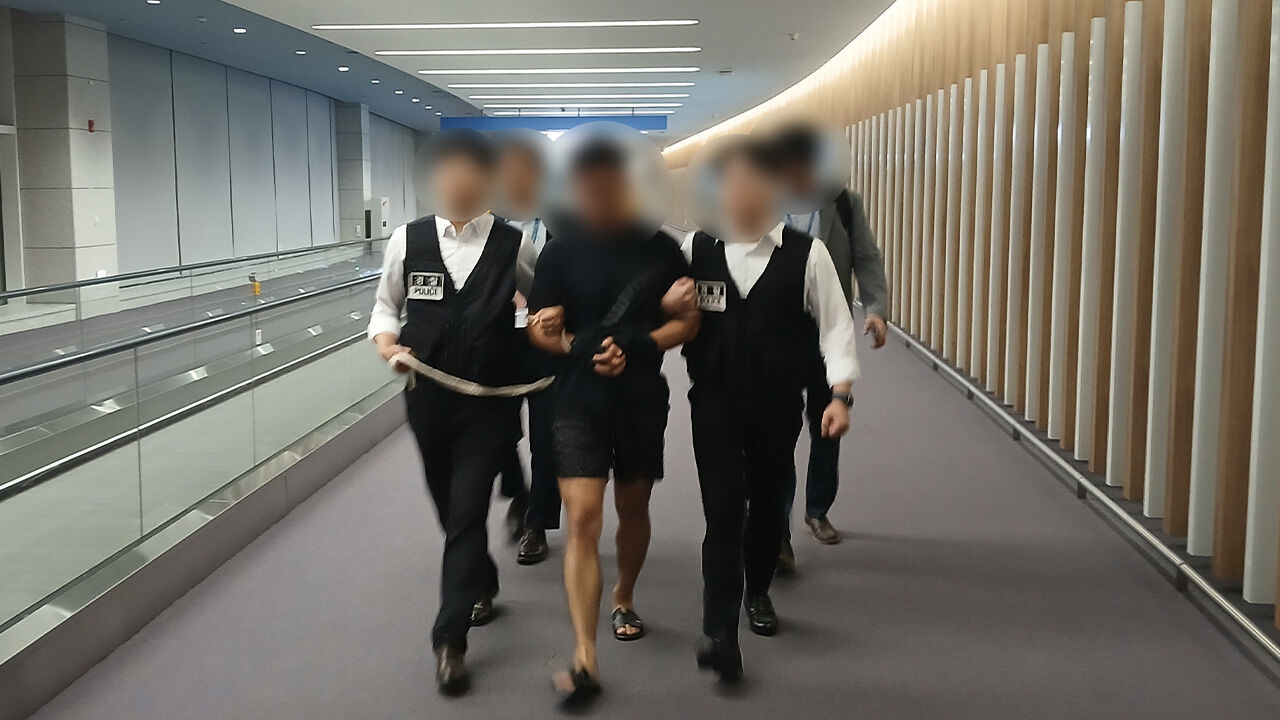 강제송환된 해킹 조직 총책 (사진=법무부 제공, 연합뉴스)