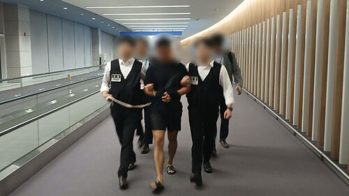 강제송환된 해킹 조직 총책 (사진=법무부 제공, 연합뉴스)
