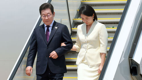 1박2일 일정으로 일본을 방문하는 이재명 대통령과 김혜경 여사가 23일 일본 도쿄 하네다공항에 도착해 공군 1호기에서 내리고 있다. (사진=연합뉴스)