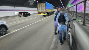 '하마터면'…수도권순환선 터널서 자전거 타던 70대 경찰에 구조