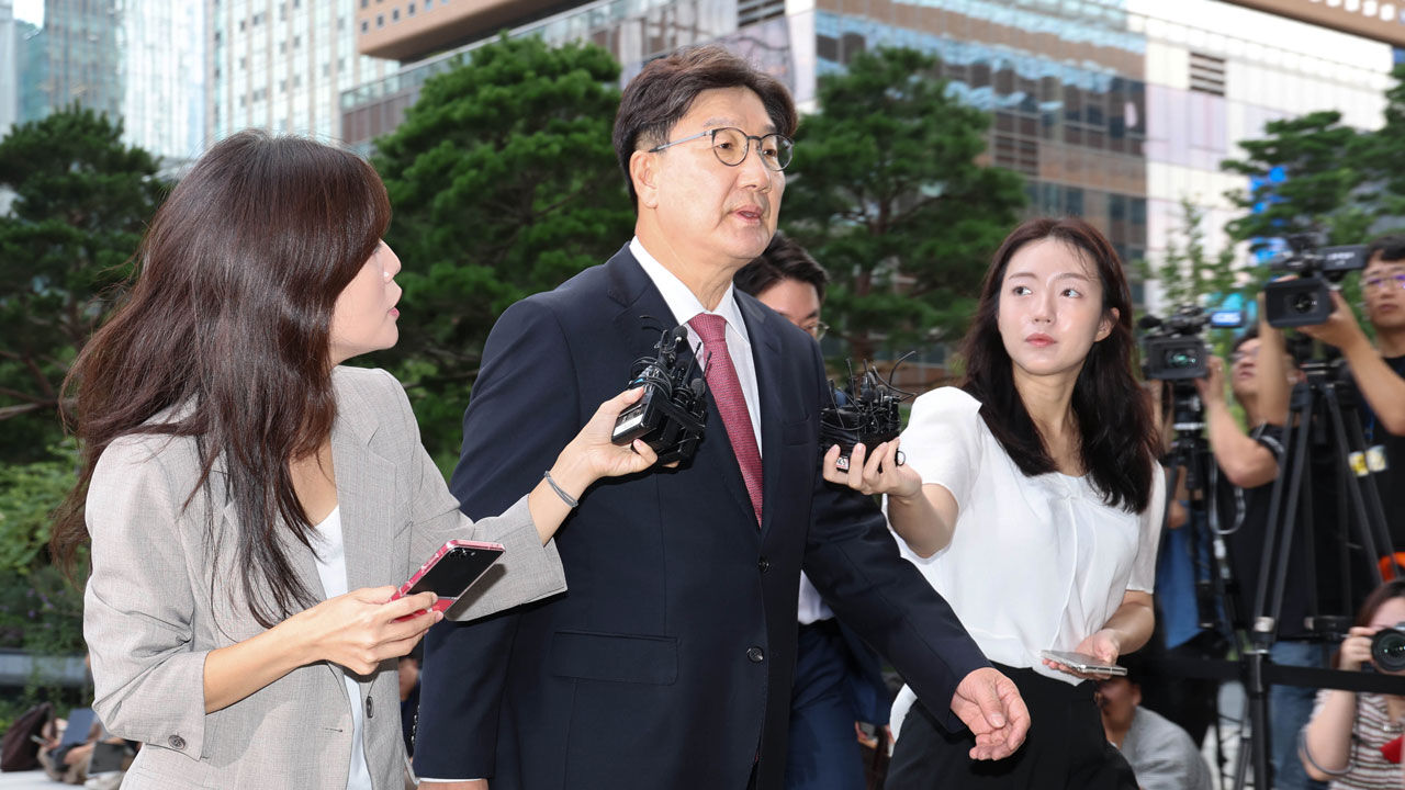 국민의힘 권성동 의원이 27일 김건희 여사 관련 의혹을 수사하는 민중기 특별검사팀 사무실에 피의자 신분으로 출석, 취재진 질문에 답하고 있다. (사진=연합뉴스)