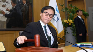 한은 "경제성장률, 올해 0.8→0.9%&middot;내년 1.6%는 유지"