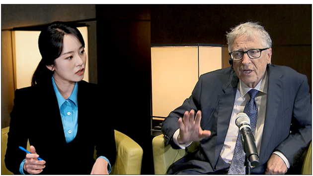 빌 게이츠와 단독 인터뷰 중인 이현영 SBS 주말 8뉴스 앵커