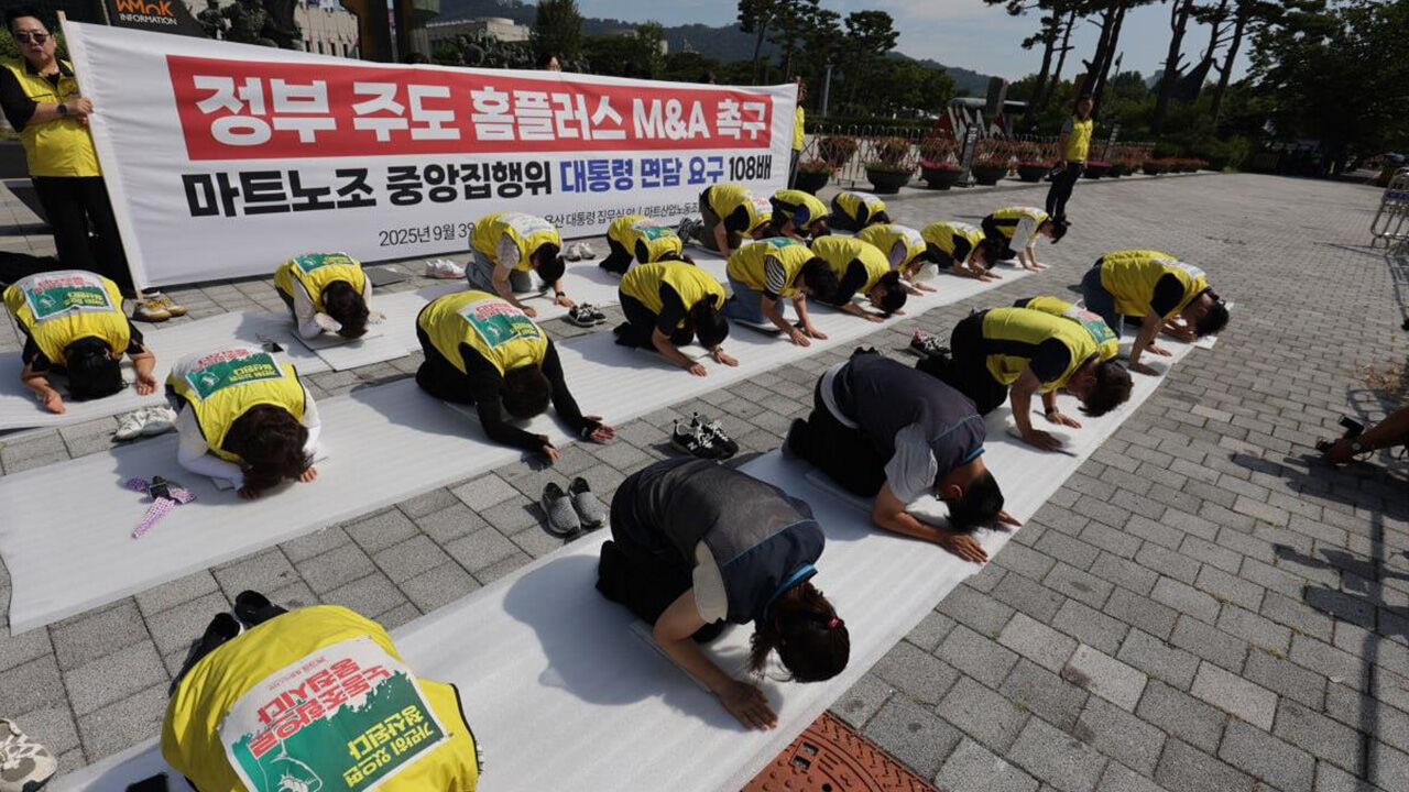 홈플러스 노조 "정부주도 M&A 촉구" 대통령실 앞 108배 행사 (사진=마트노조 홈플러스지부 제공, 연합뉴스)