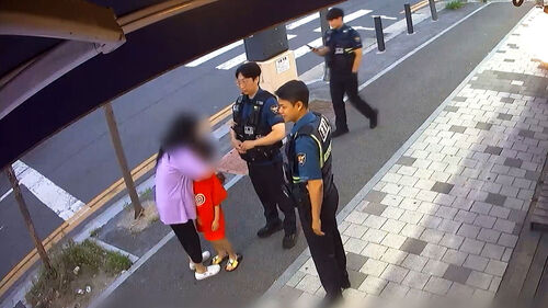 길 잃은 아이 편의점 도움 요청