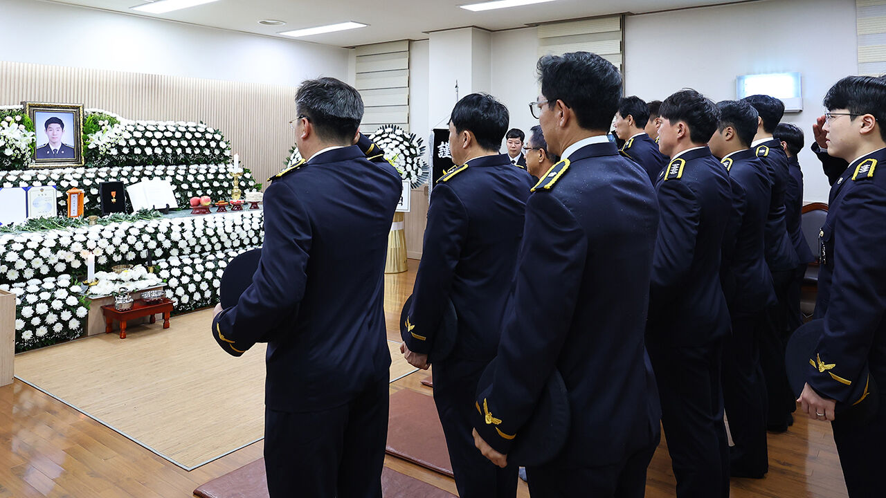 고 이재석 경사 빈소 조문하는 해경 동료들